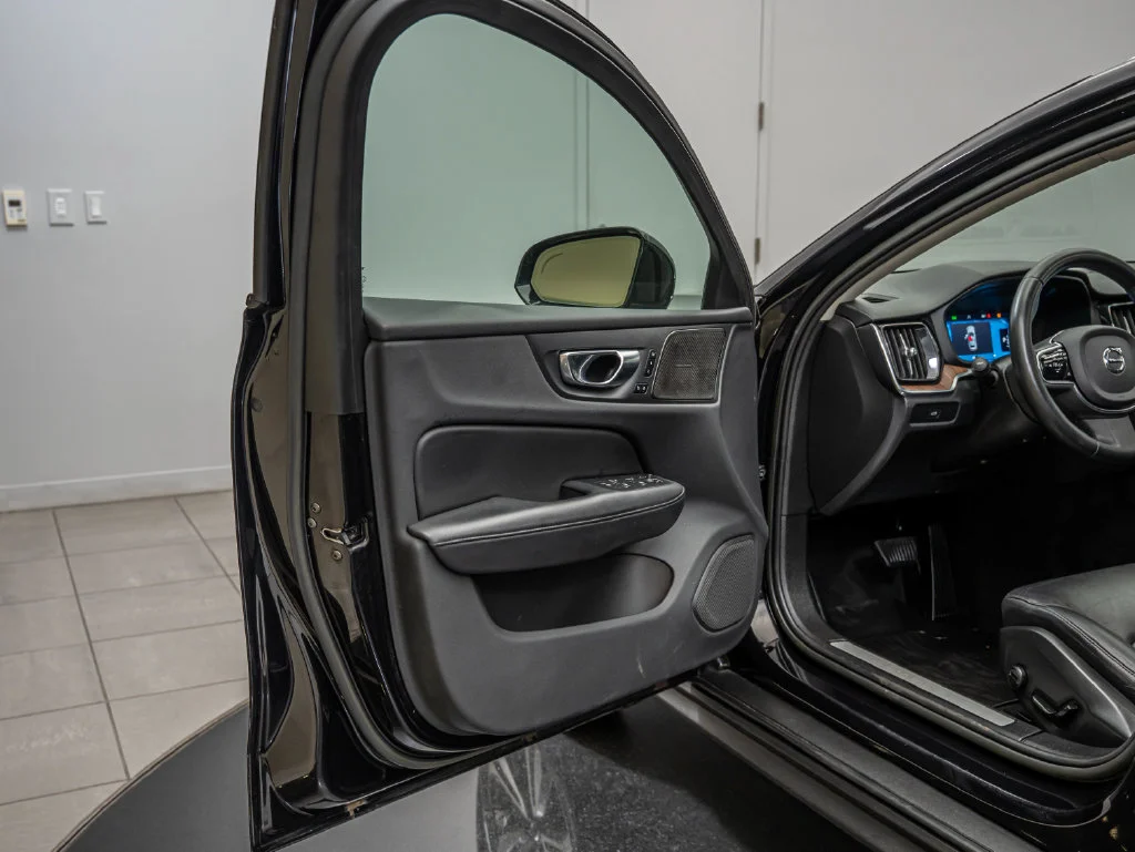 Used 2023 Onyx Black Metallic Volvo B5 Plus image 28