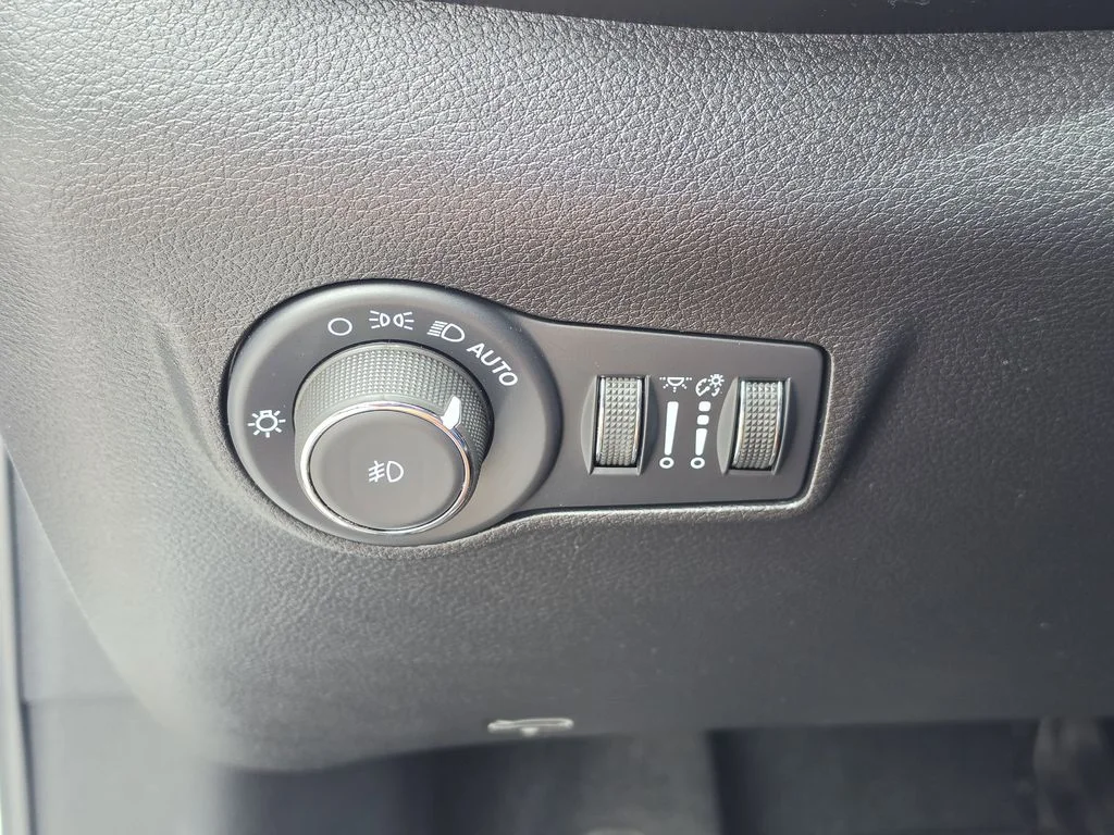 Certified Used 2022 Bright White Clearcoat Jeep Altitude image 24