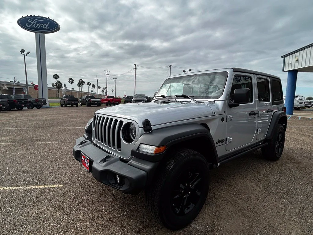 Used 2023 Silver Jeep Sport image 3