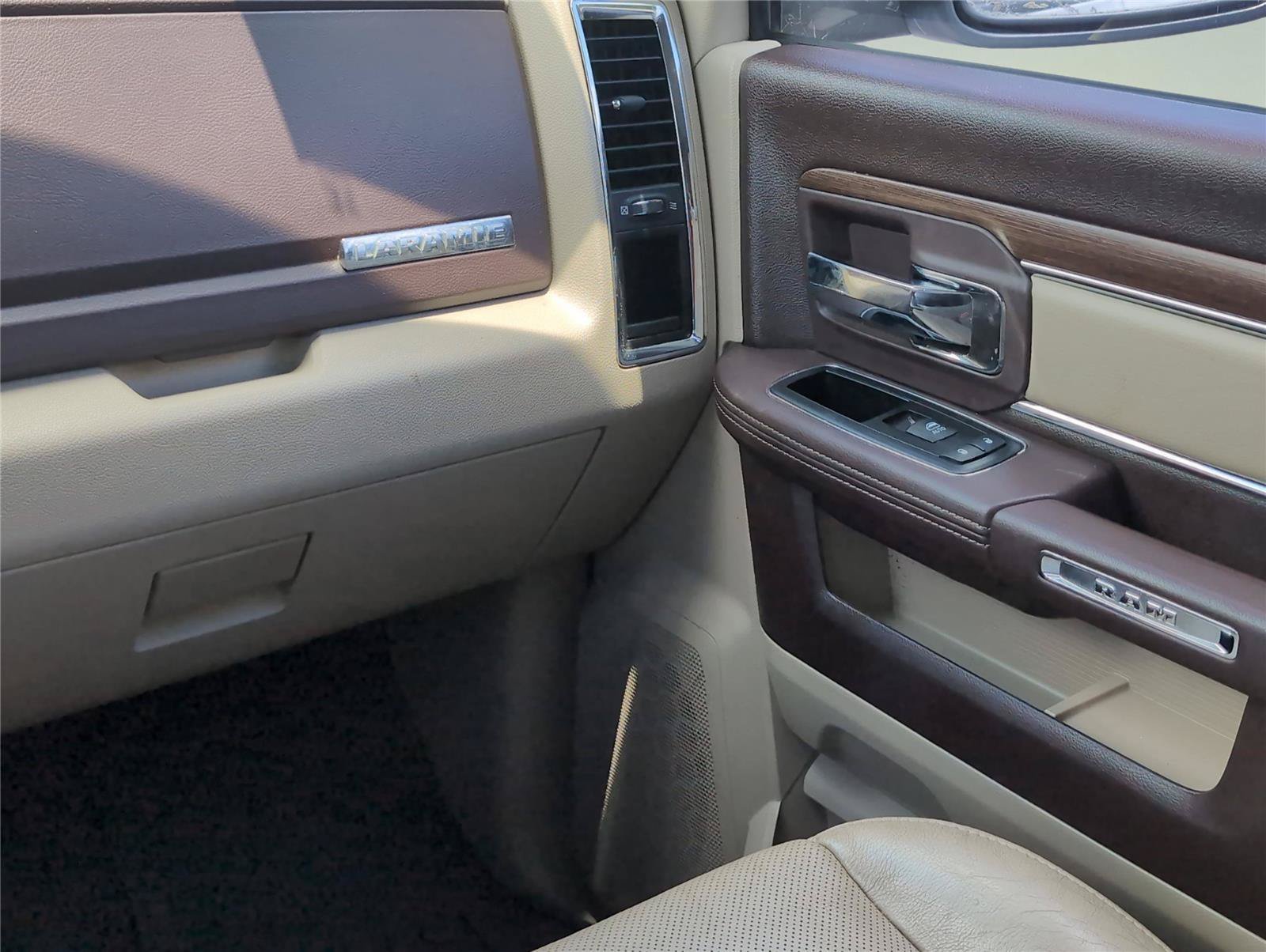 Used 2015 Bright White Clearcoat Ram Laramie image 18