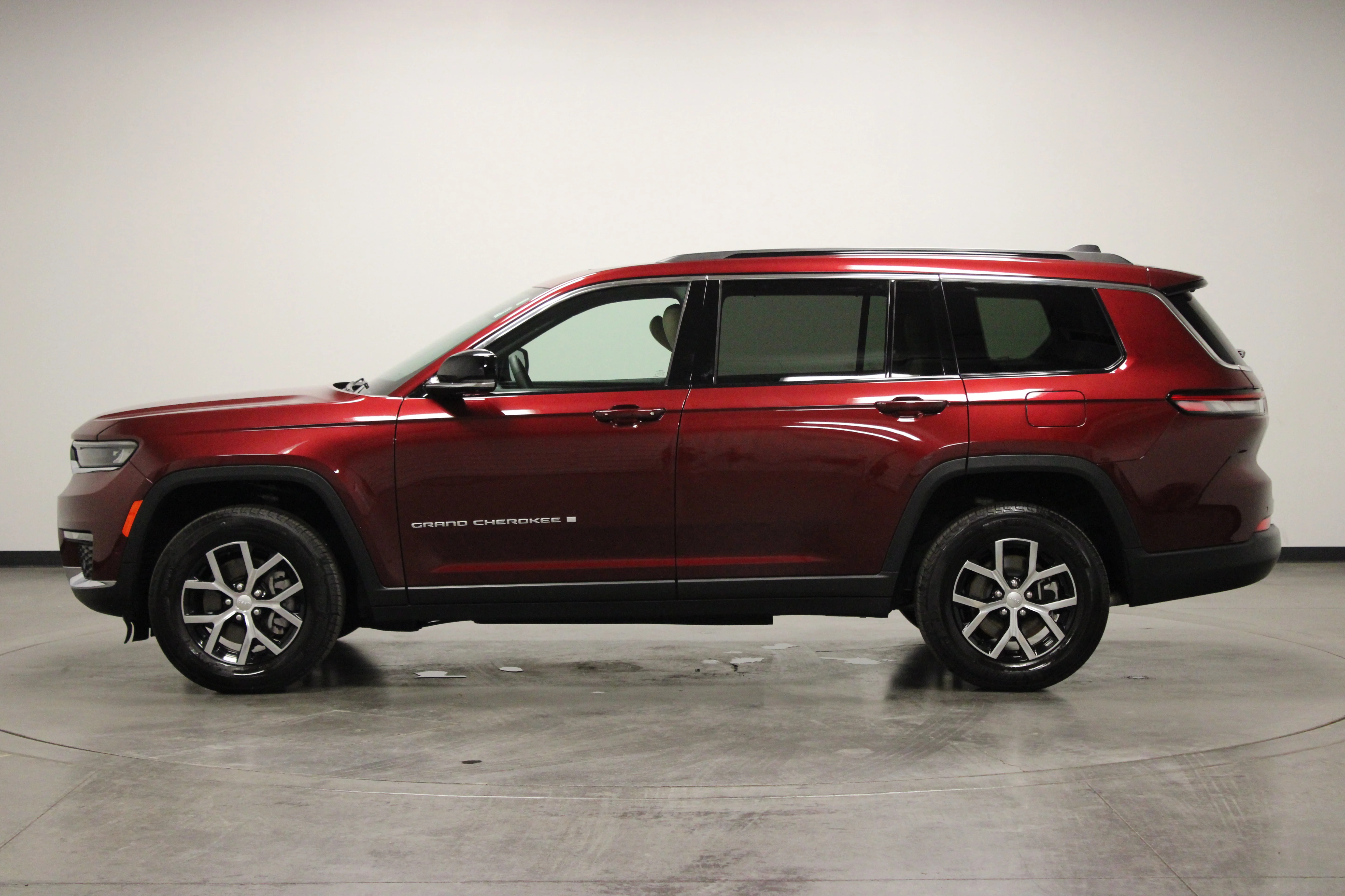 Used 2024 Velvet Red Pearlcoat Jeep Limited image 5