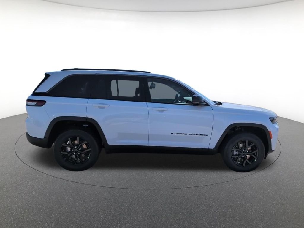 New 2026 Bright White Clear-Coat Exterior Paint Jeep Altitude image 4