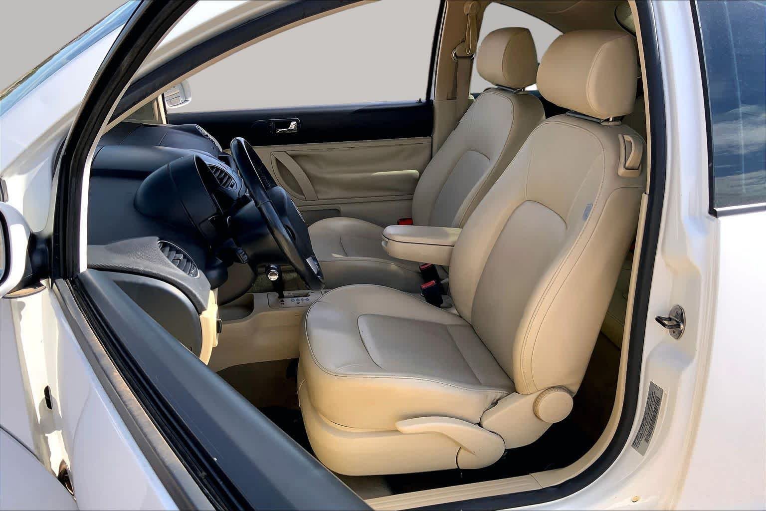 Used 2010 Candy White Volkswagen  image 7