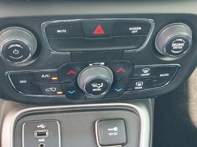 Used 2018 White Jeep Latitude image 16