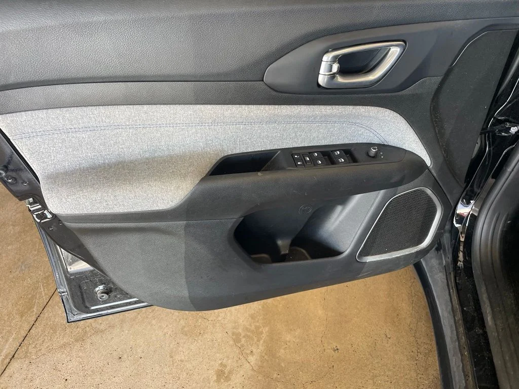 Used 2025 Black Jeep Latitude image 9