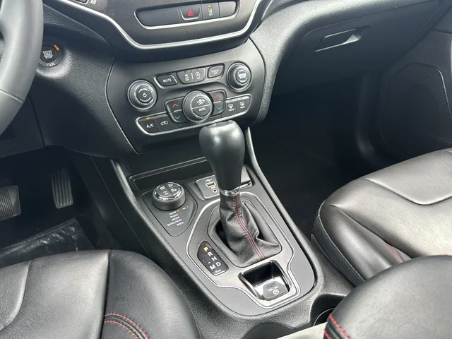 Used 2022 White Jeep Trailhawk image 22
