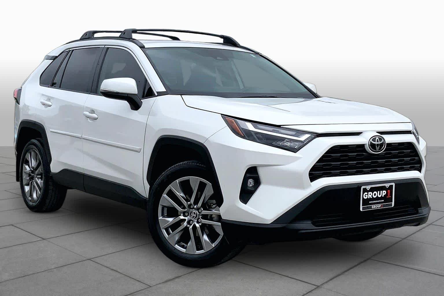 Used 2023 Wind Chill Pearl Toyota XLE Premium image 3