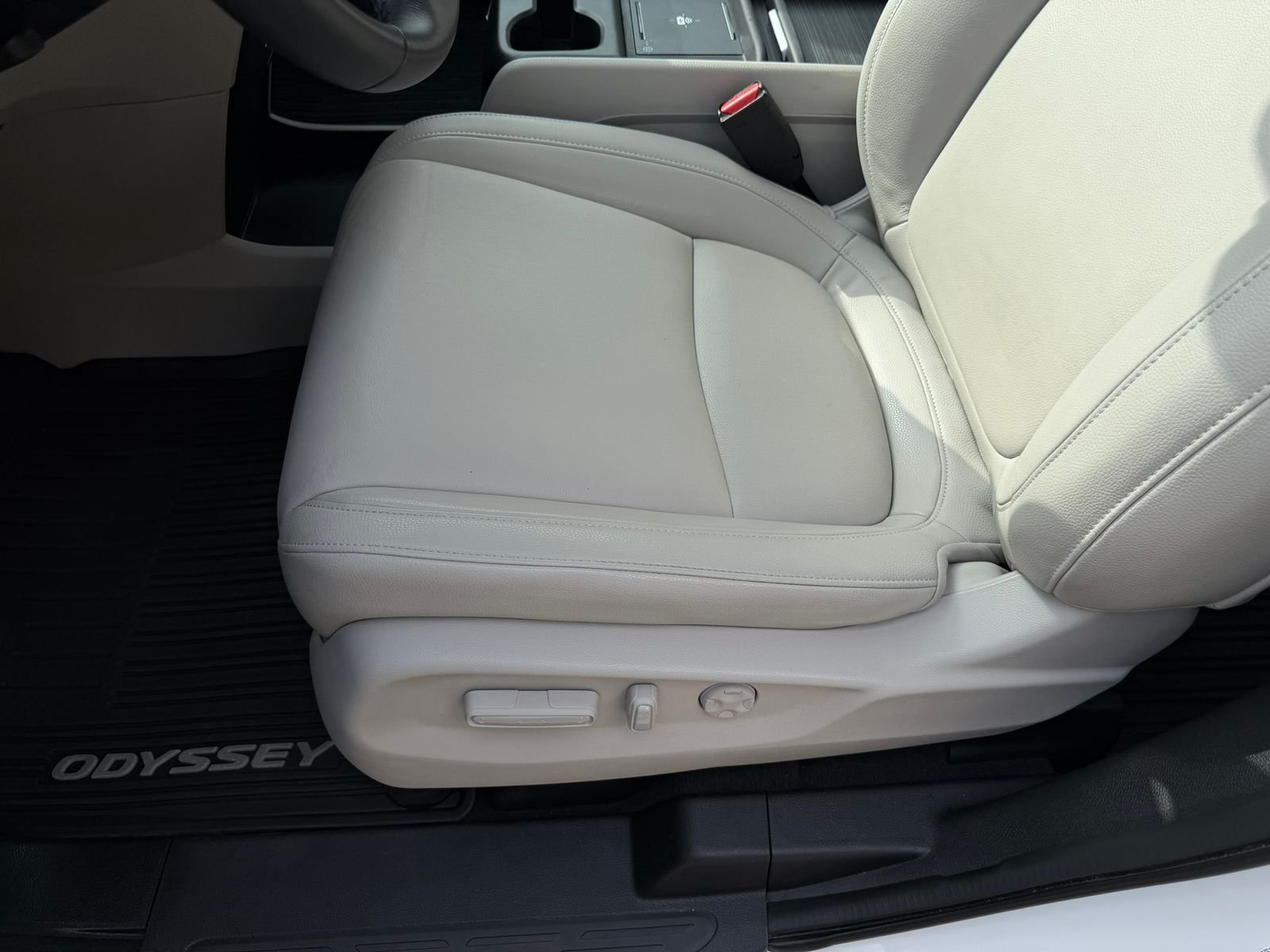 Certified Used 2025 Platinum White Pearl Honda EX-L image 11
