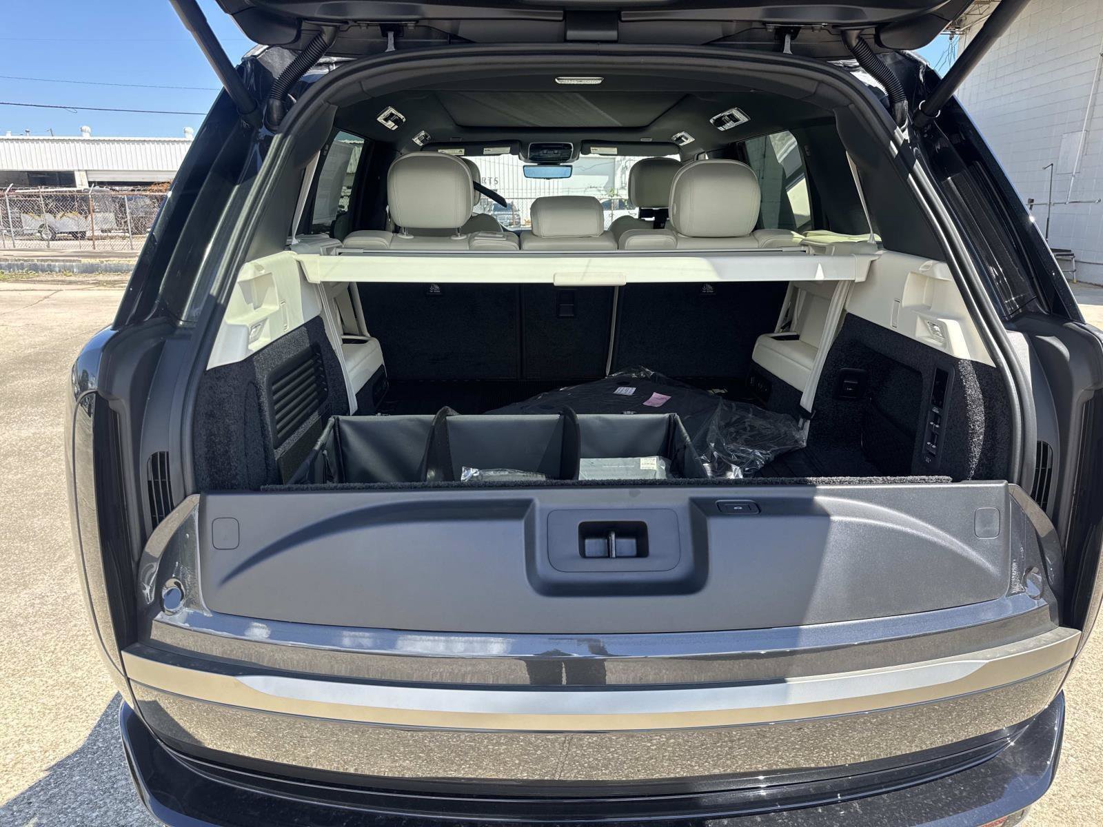 New 2026 Carpathian Grey LAND ROVER SE 7 Seats image 7