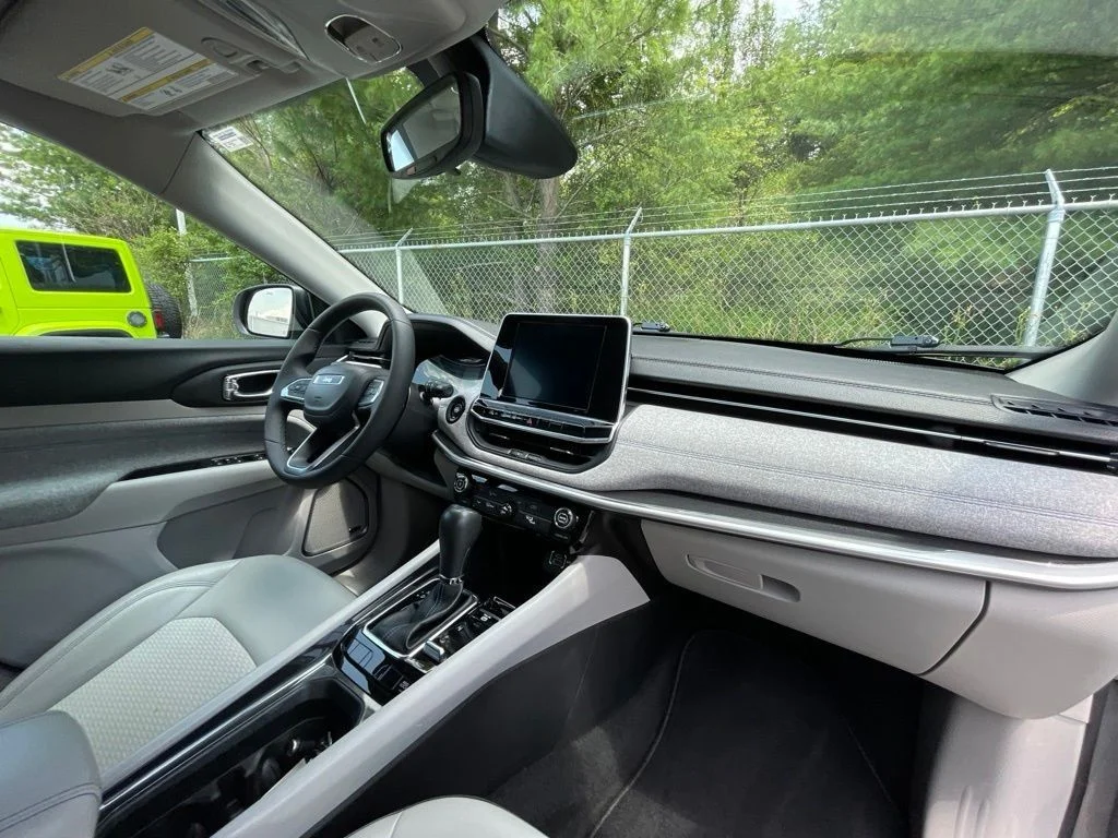 Used 2022 Silver Jeep Latitude image 9