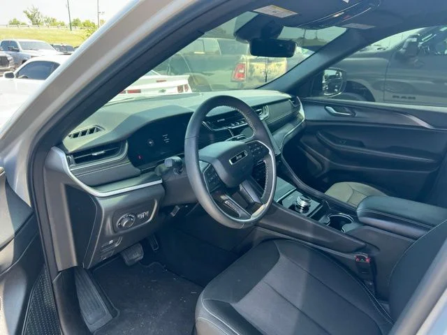 Used 2025 Silver Jeep Laredo X image 5