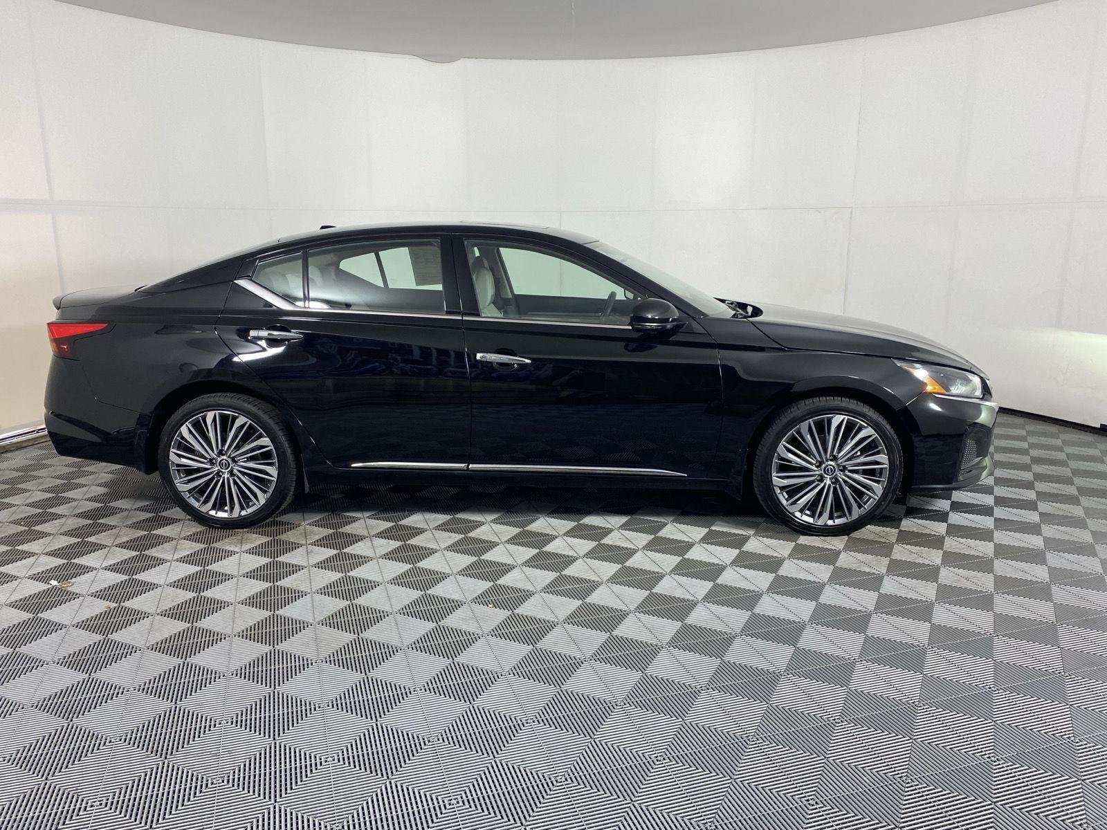 Used 2023 Super Black Nissan 2.5 SL image 9