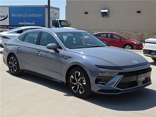 Used 2025 Transmission Blue Hyundai SEL Front-Wheel Drive image 5