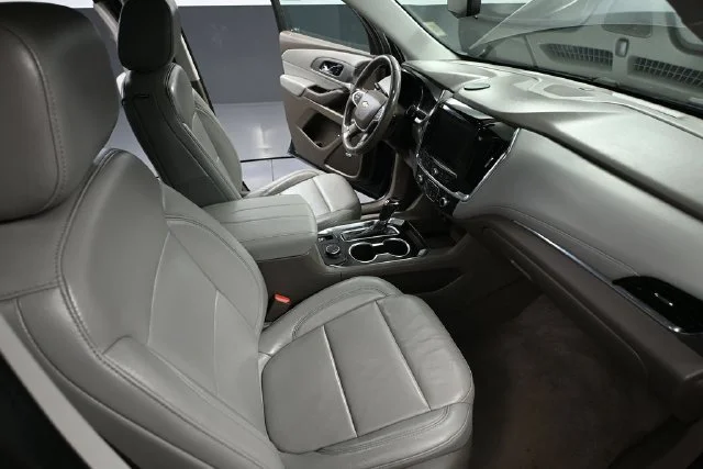 Used 2018 Gray Chevrolet 3LT image 41