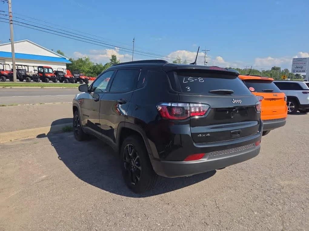 New 2026 Diamond Black Crystal Pearl-Coat Exterior Paint Jeep Latitude Altitude image 6