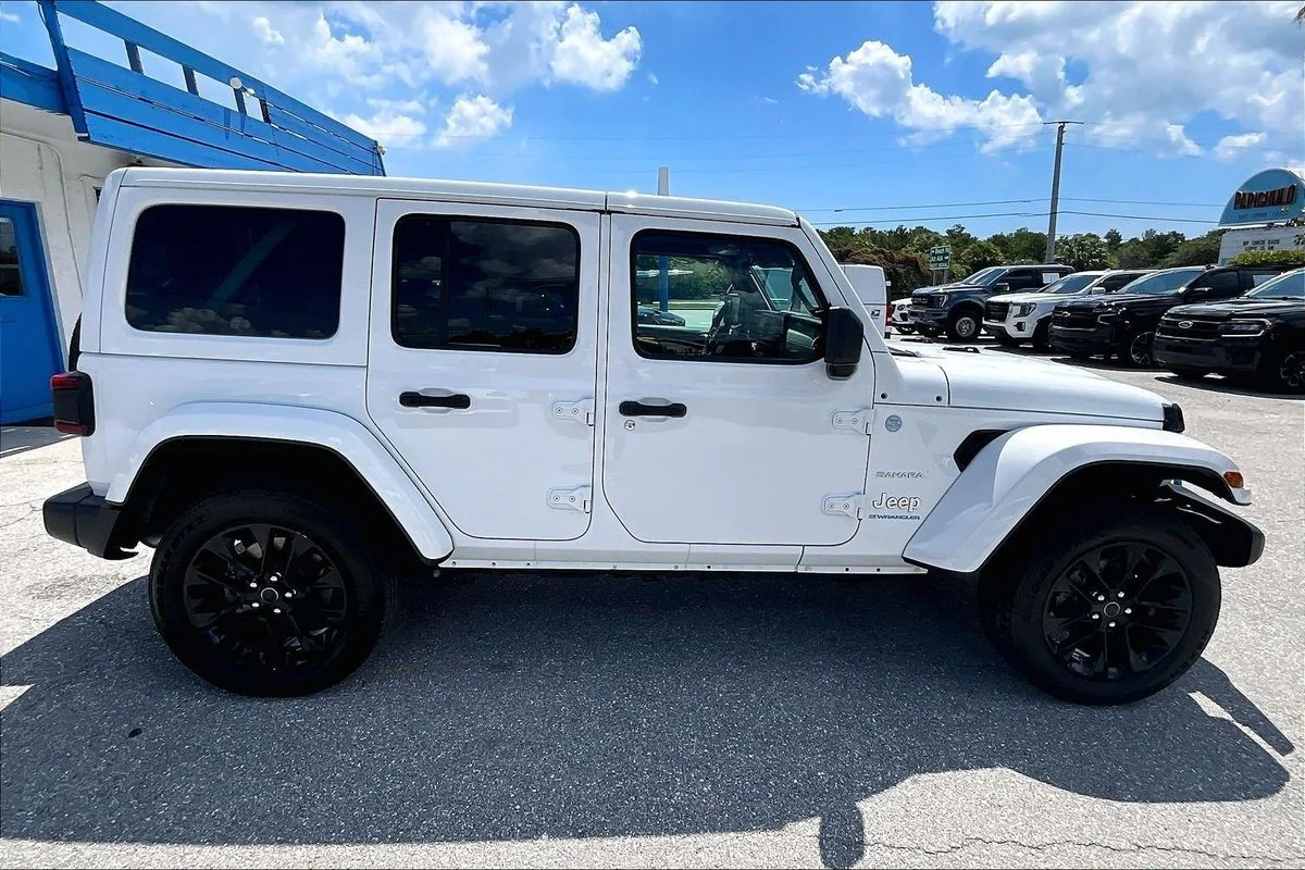 Used 2024  Jeep Sahara 4xe image 31