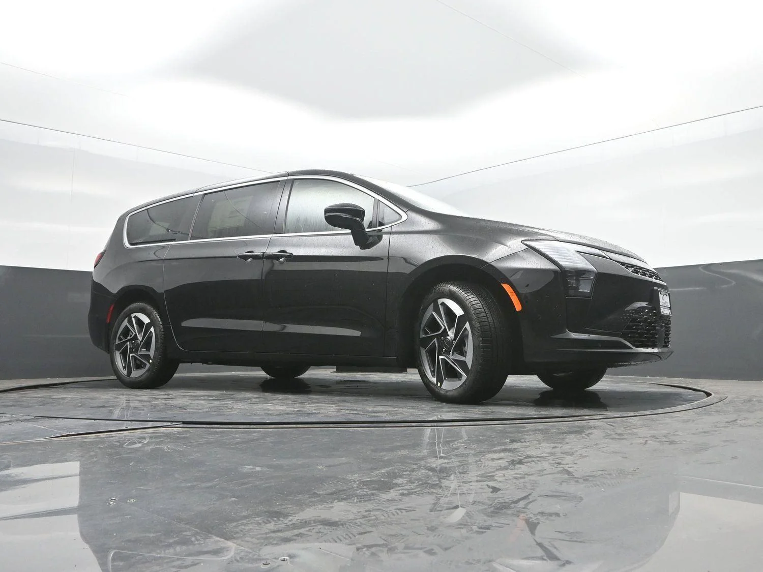 New 2027 Diamond Black Crystal Pearl-Coat Exterior Paint Chrysler Limited image 38