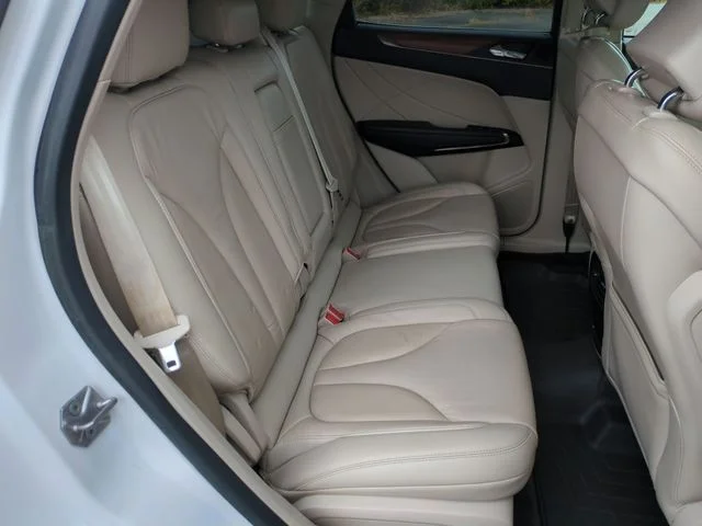 Used 2019 White Lincoln Select image 31