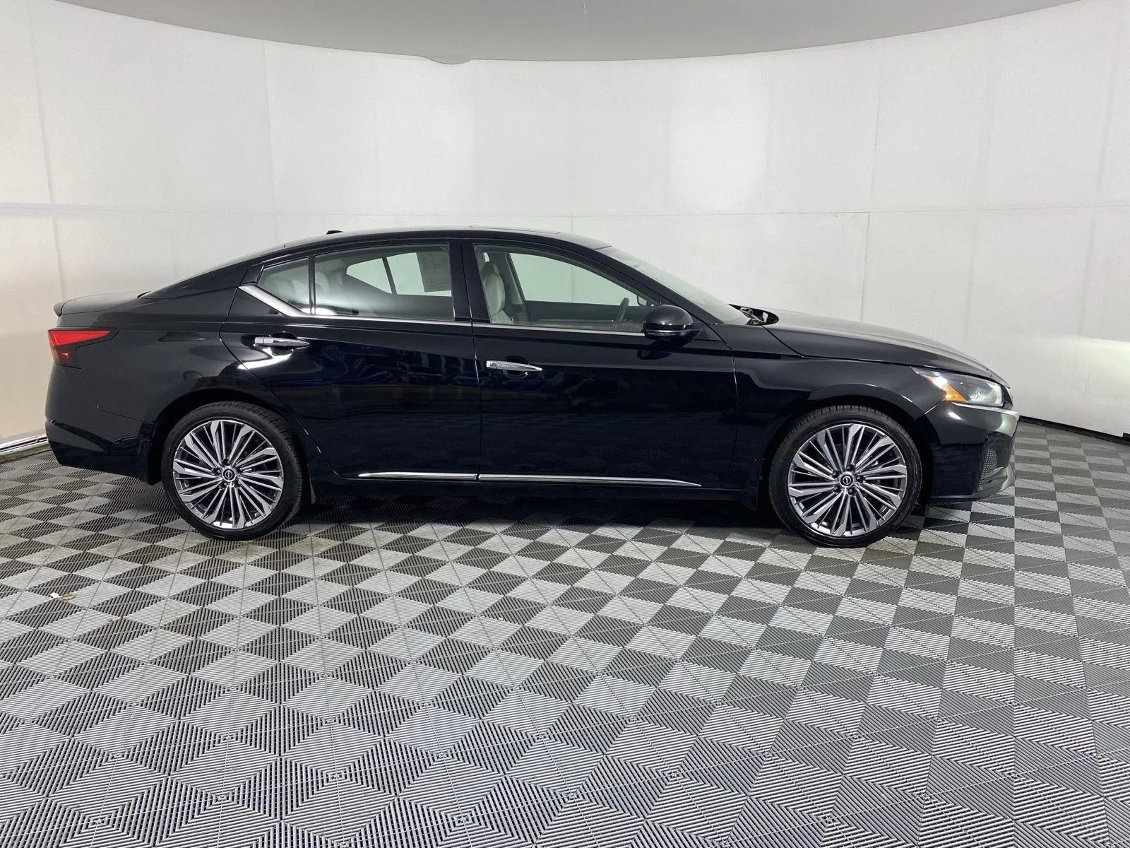Used 2023 Super Black Nissan 2.5 SL image 9