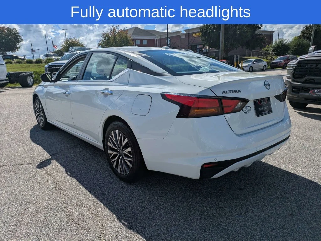 Used 2025 White Nissan 2.5 SV image 6