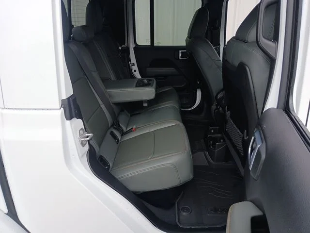 New 2026 Bright White Clear-Coat Exterior Paint Jeep Mojave X image 24