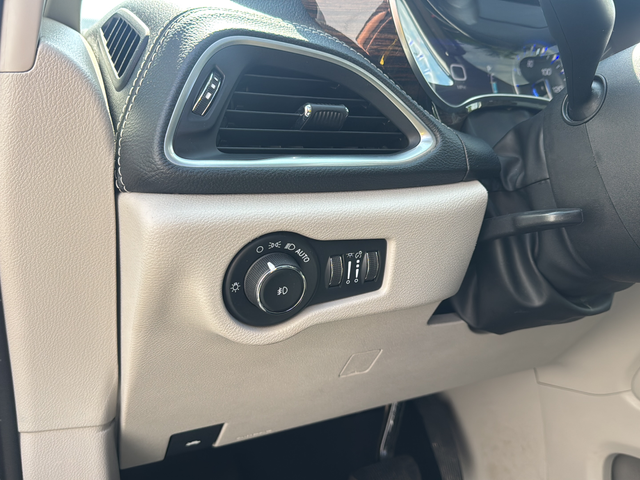 Used 2023 Silver Chrysler Limited image 11