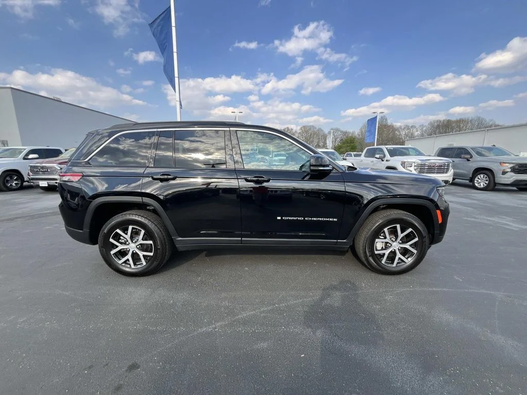 Used 2025 Diamond Black Crystal Pearlcoat Jeep Limited image 8