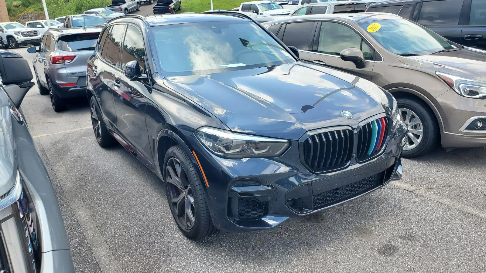 Used 2022 Carbon Black Metallic BMW sDrive40i image 2