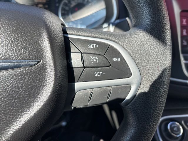 Used 2015 Silver Chrysler Limited image 19