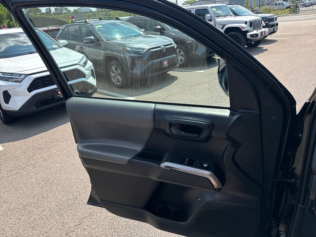Used 2018 Black Toyota SR5 image 33