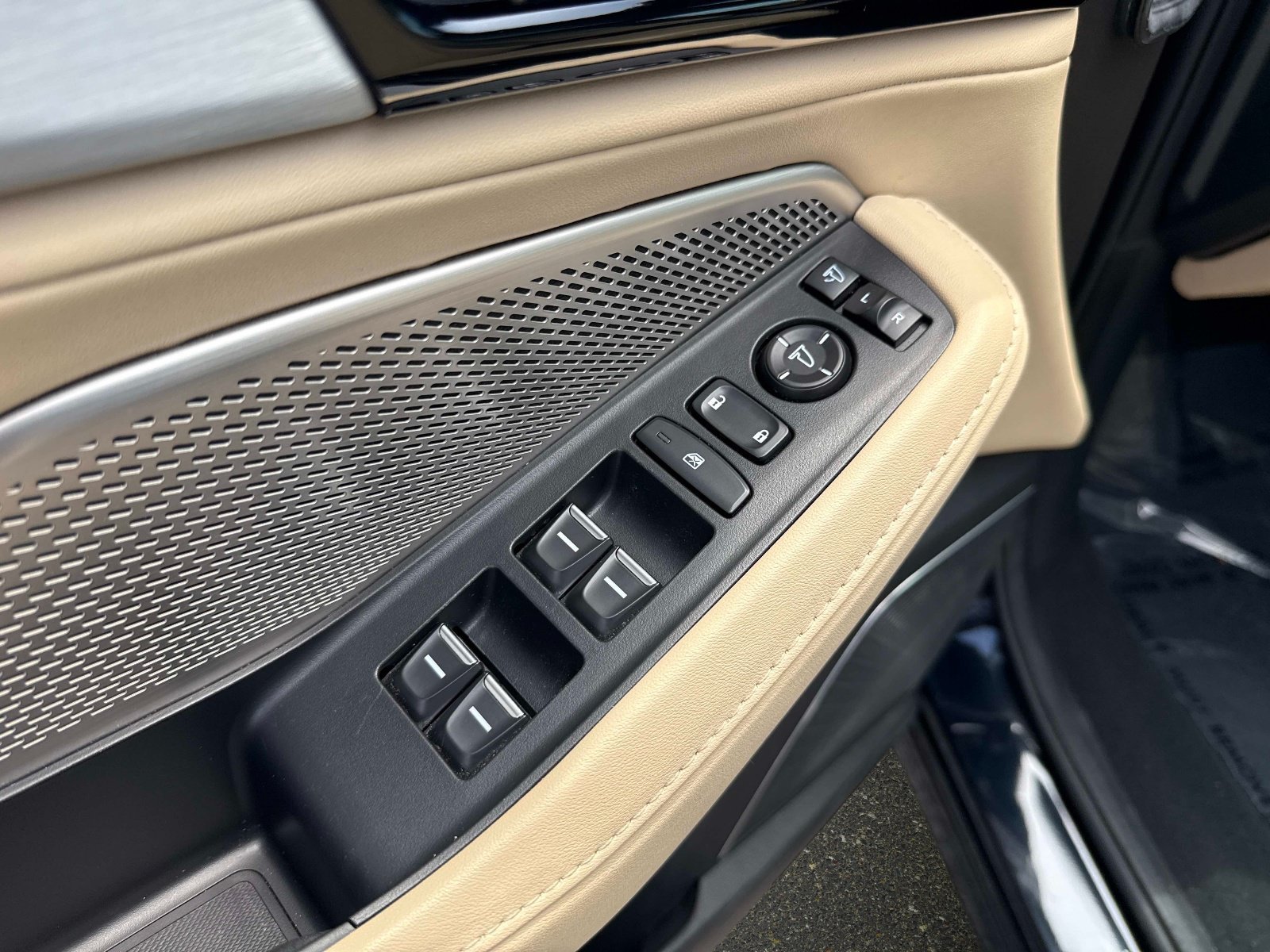 Used 2023 Majestic Black Pearl Acura w/Technology Package image 18