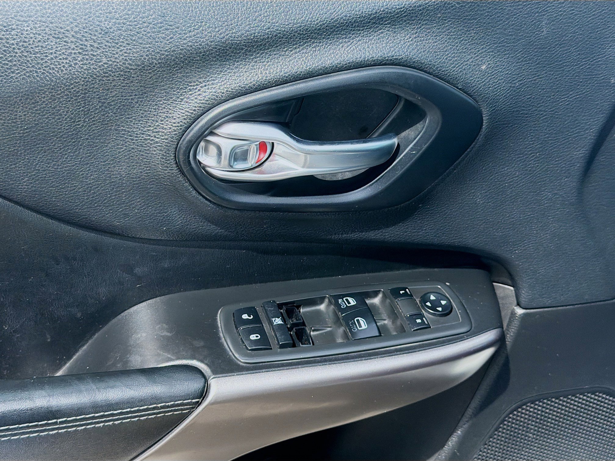 Used 2019 Bright White Clearcoat Jeep Latitude image 15
