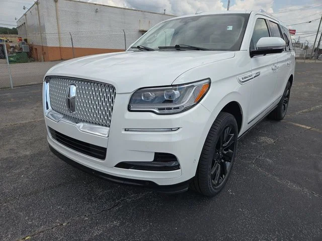 Used 2023 White Lincoln Reserve image 4