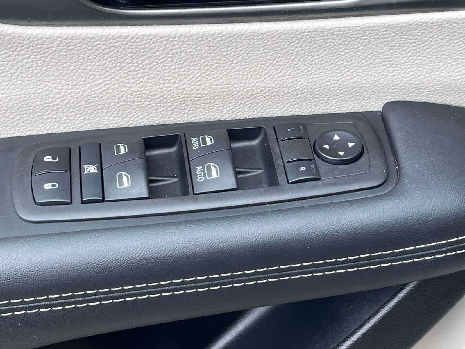 Used 2023 Blk/black Chrysler Touring L image 33