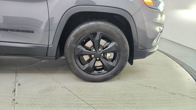 Used 2019 Gray Jeep Latitude Plus image 15