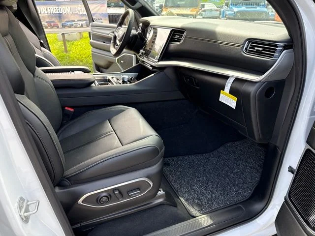 New 2026 Bright White Clear-Coat Exterior Paint Jeep  image 33