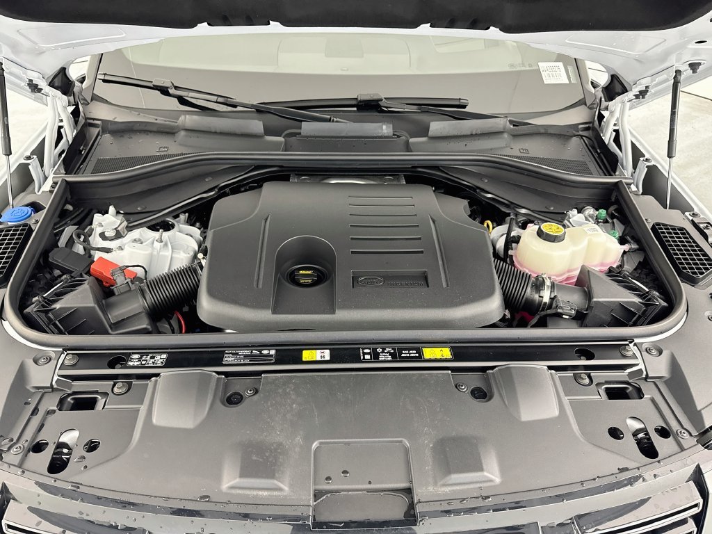 New 2027 Fuji White Land Rover SE image 32