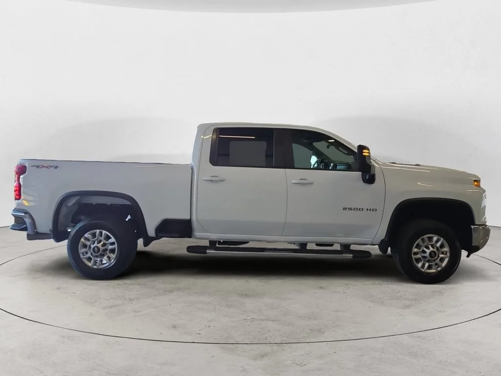 Used 2025 Summit White Chevrolet LT image 7