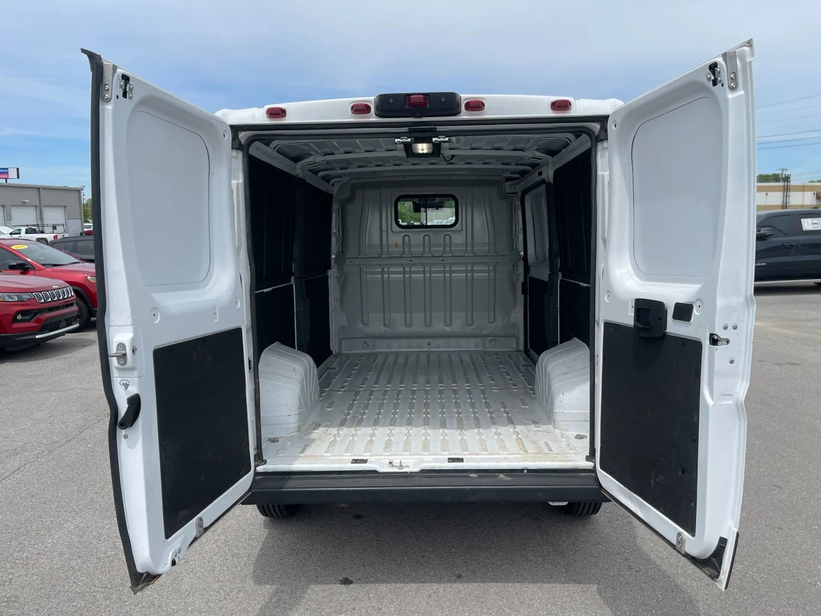 Used 2025 White Ram Base image 18