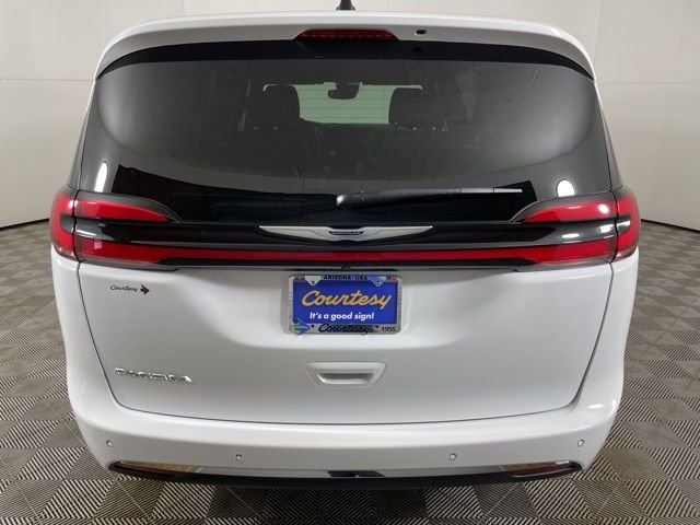 New 2025 Bright White Clear-Coat Exterior Paint Chrysler Select image 7