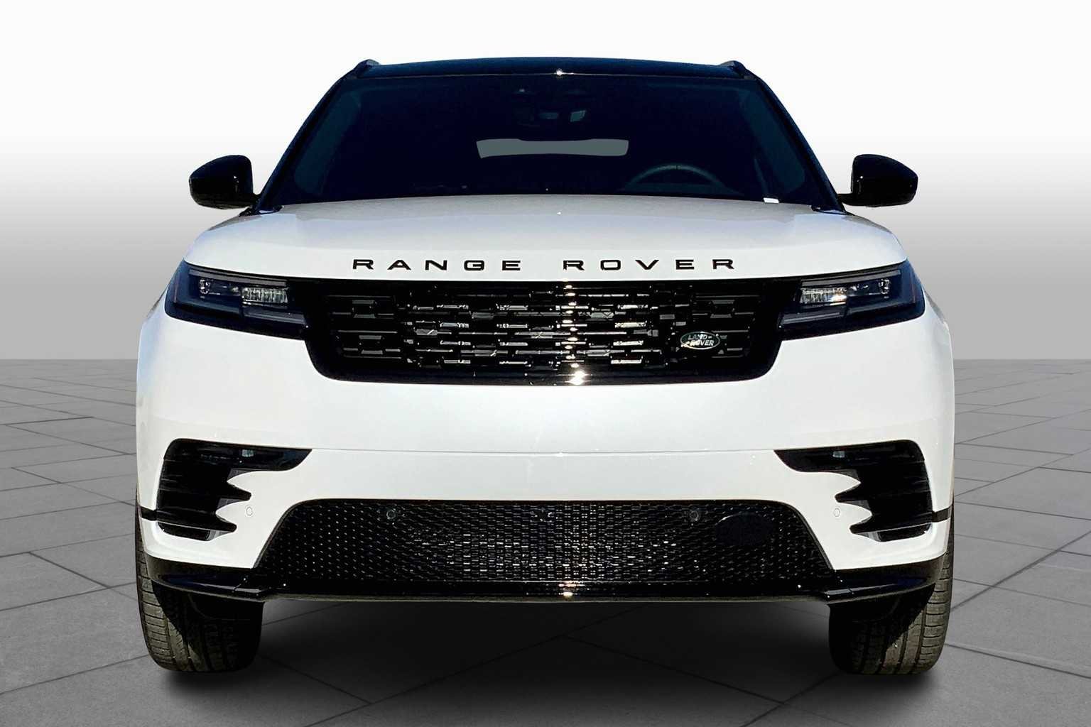 Used 2025 Ostuni Pearl White Metallic Land Rover Dynamic SE image 3
