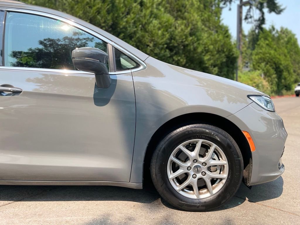 Used 2022 Ceramic Gray Clearcoat Chrysler Touring L image 2