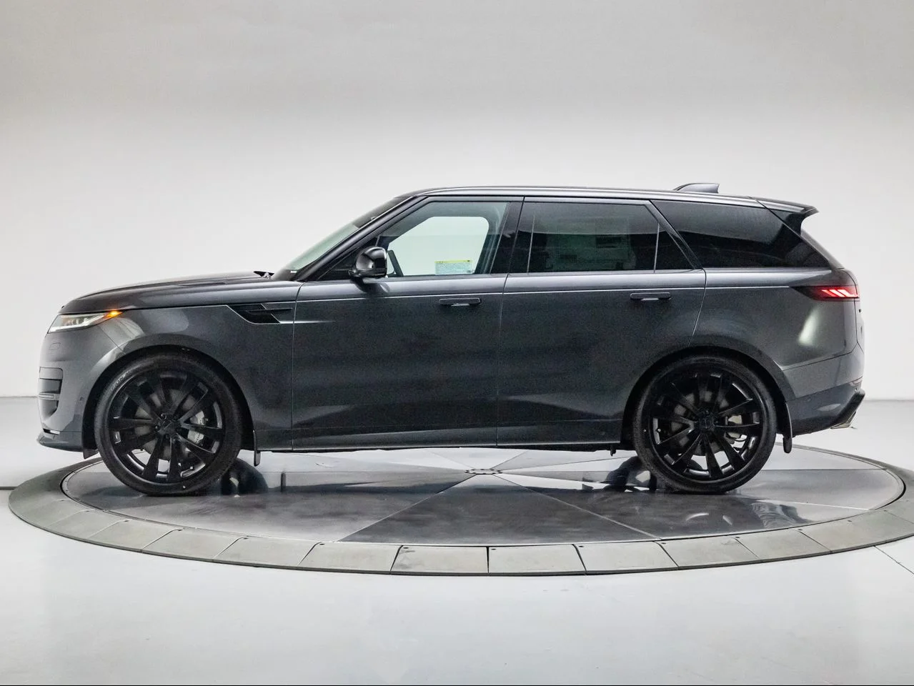 New 2026 Carpathian Grey Land Rover P530 Dynamic SE image 2