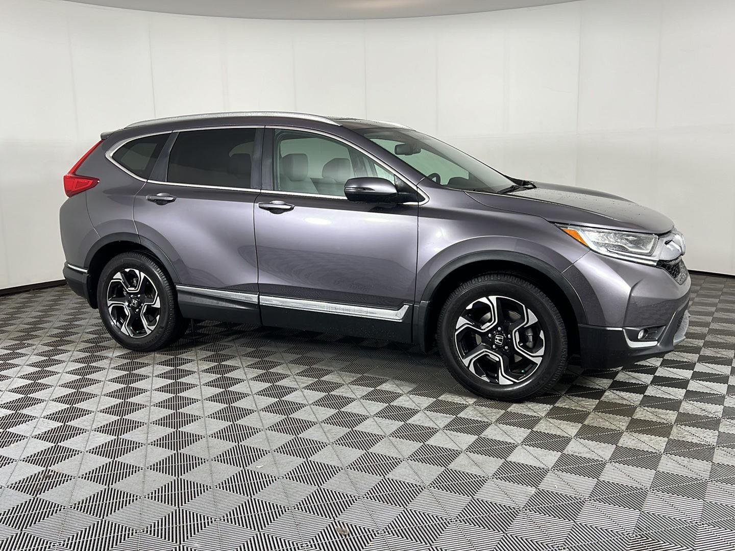 Used 2018 Modern Steel Metallic Honda Touring image 3