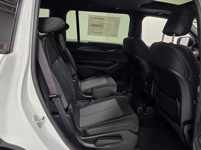 New 2026 Bright White Clear-Coat Exterior Paint Jeep Laredo X image 17