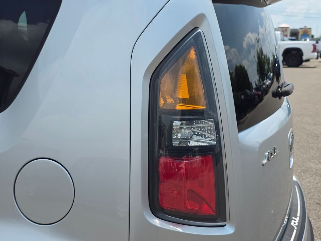 Used 2010 Silver Kia Sport image 16