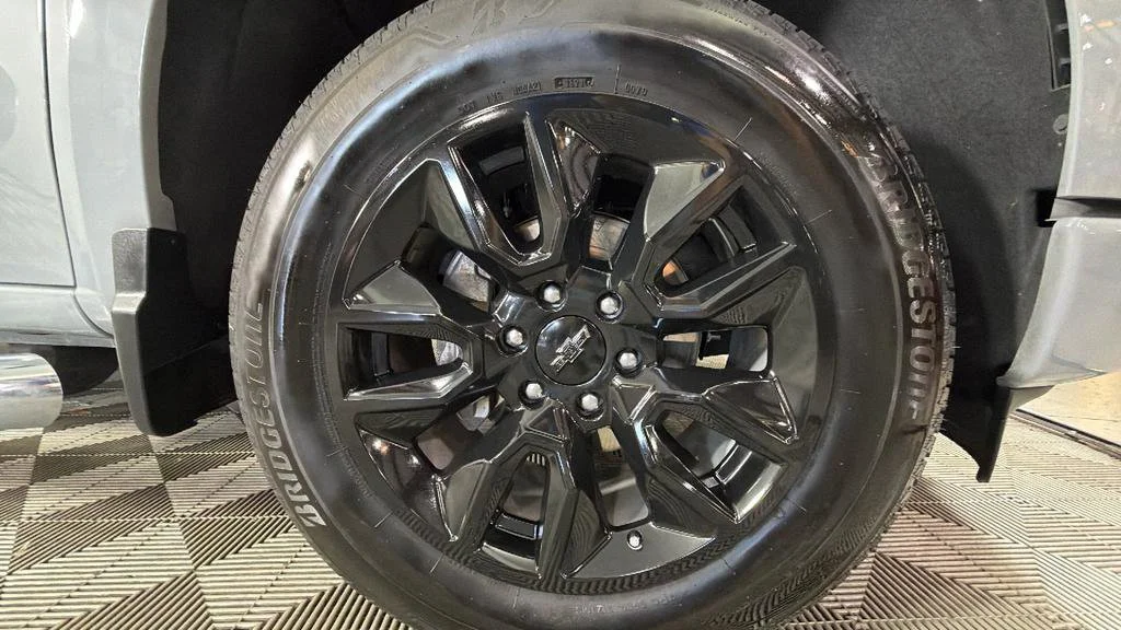 Used 2025 Slate Gray Metallic Chevrolet Custom image 34