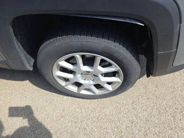 Used 2021 Gray Jeep Latitude image 5