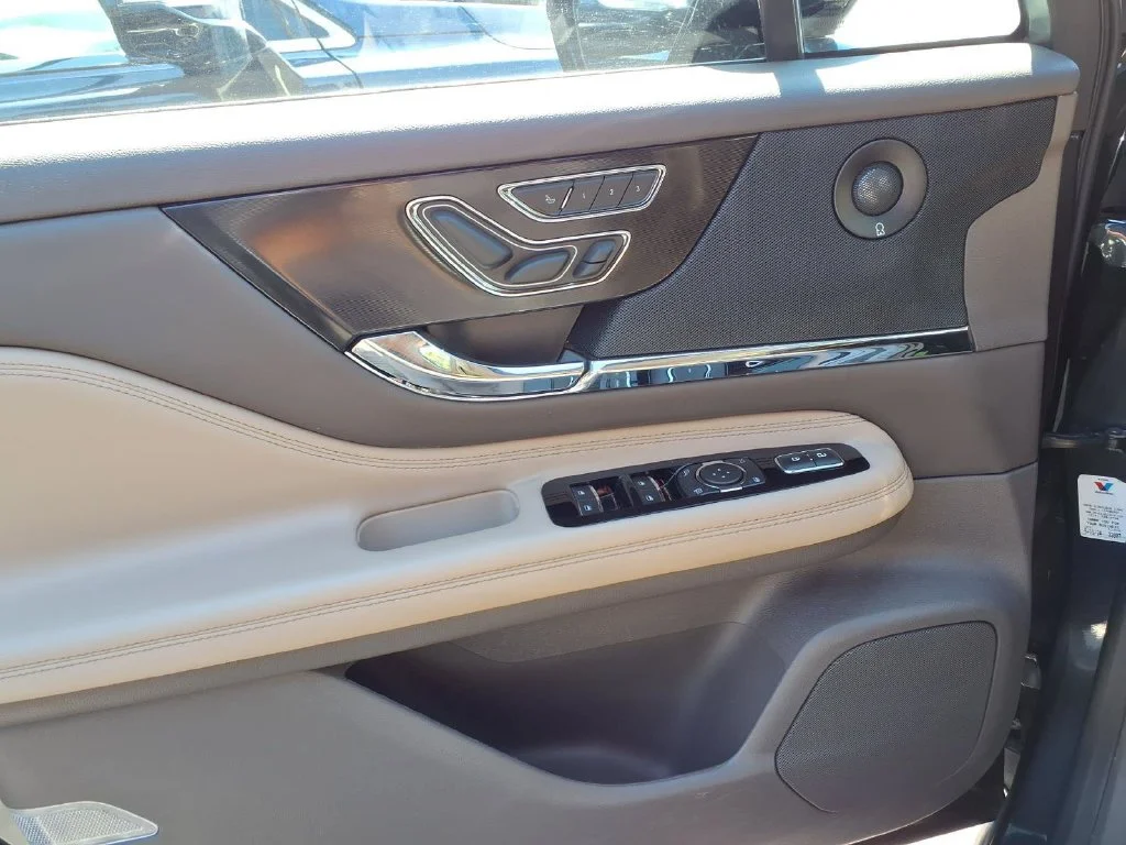 Used 2020 Blue Lincoln Reserve image 13