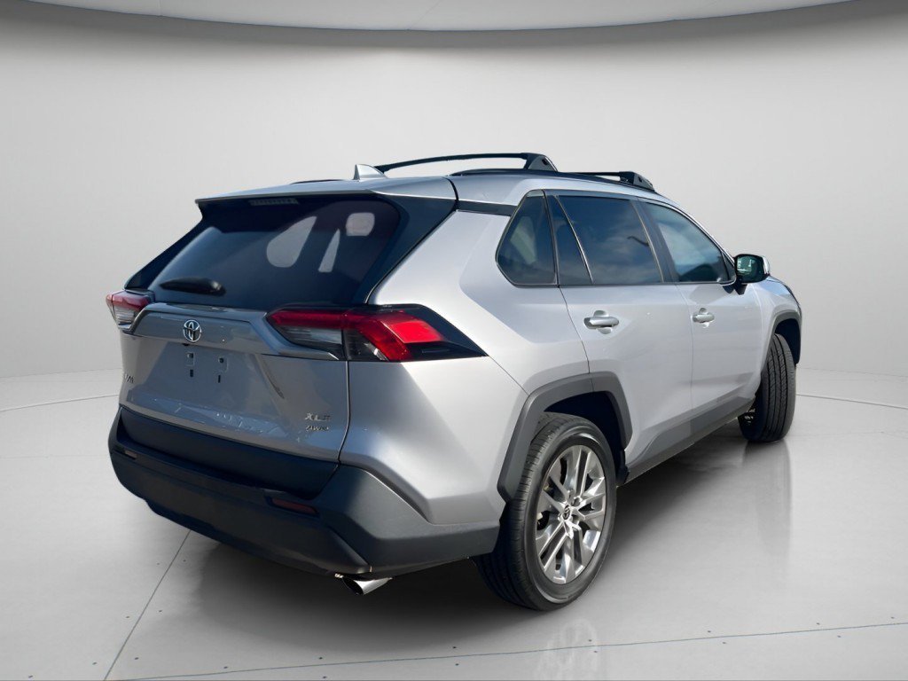 Used 2021 Silver Sky Metallic Toyota XLE Premium image 5